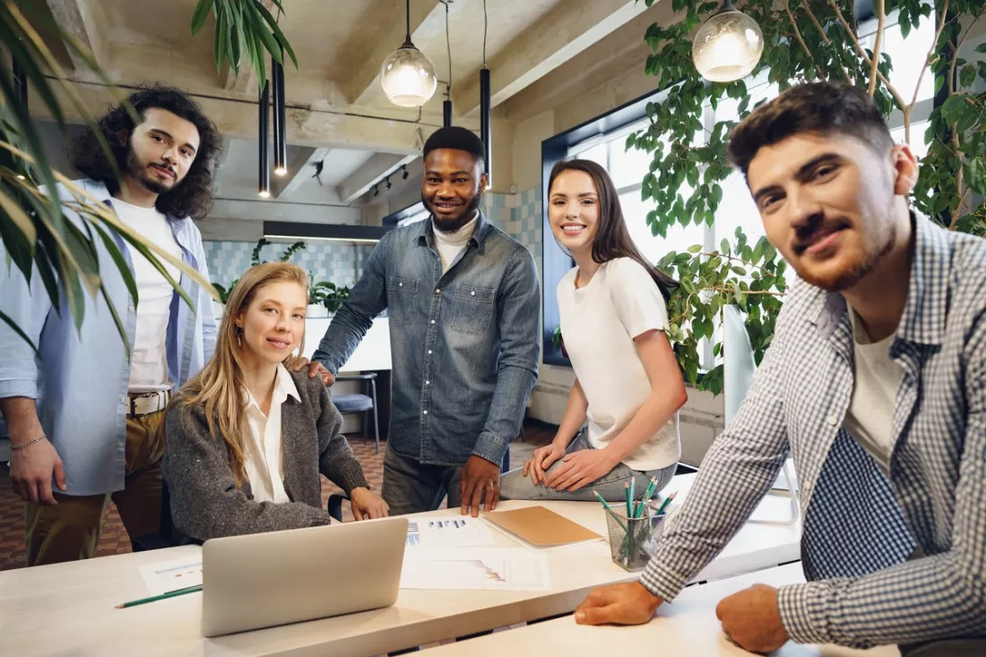 Une jeune équipe internationale au bureau