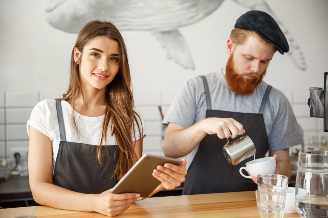 Des étudiants font un job d’été dans un café