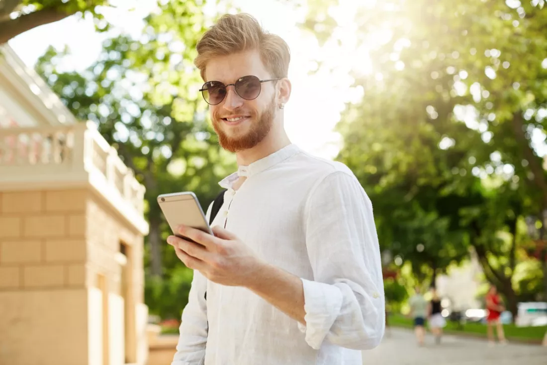 Un jeune homme vérifie son profil professionnel sur son téléphone