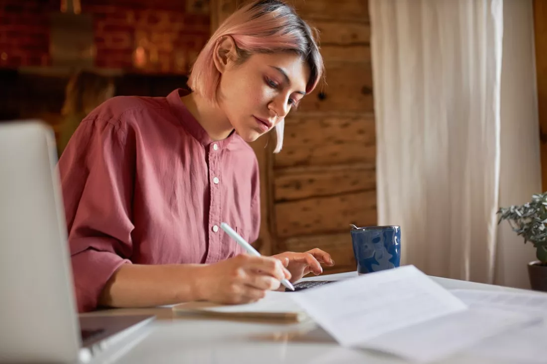 Une étudiante rédige son CV