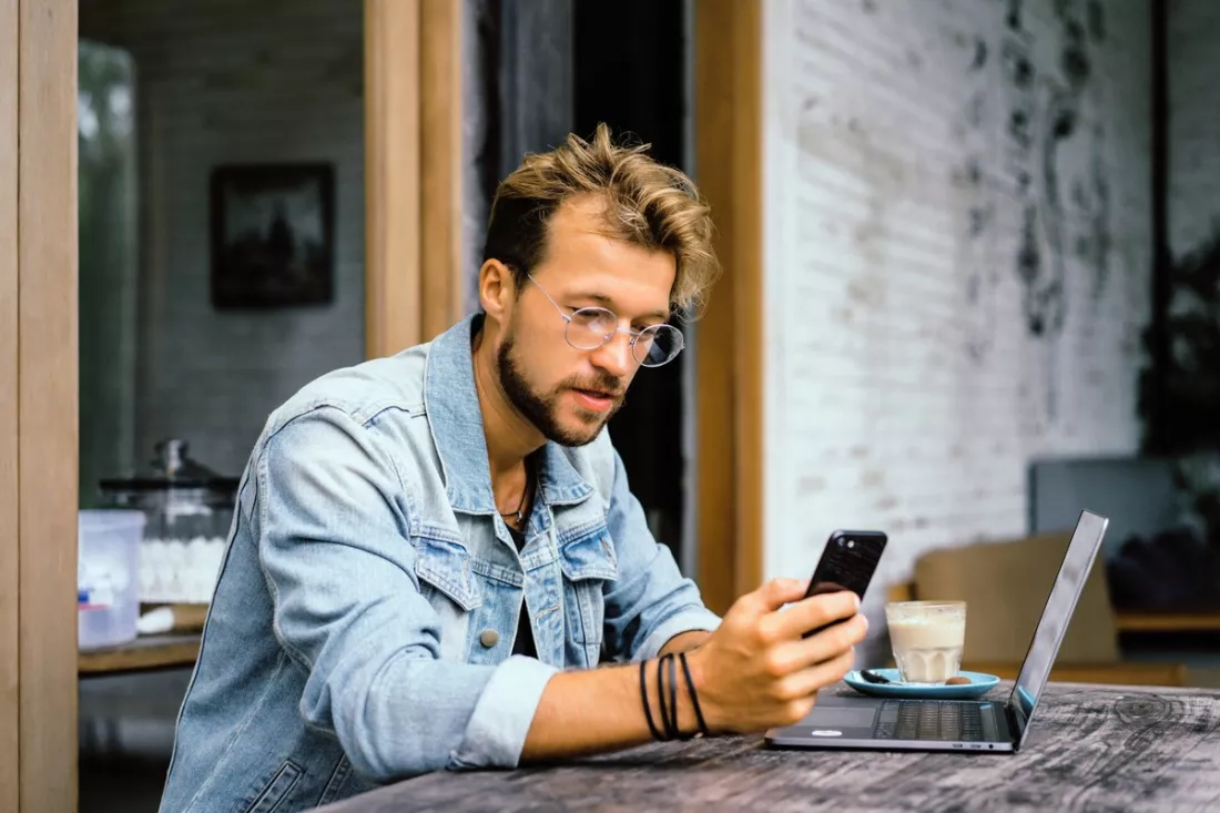 Un jeune homme envoie sa candidature